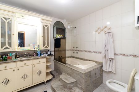 Casa para alugar com 300m², 5 quartos e 6 vagas Casa para alugar com 300m², 5 quartos e 6 vagasBanheiro da Suíte