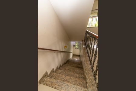 Casa para alugar com 300m², 5 quartos e 6 vagas Casa para alugar com 300m², 5 quartos e 6 vagasEscada