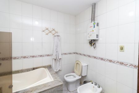 Casa para alugar com 300m², 5 quartos e 6 vagas Casa para alugar com 300m², 5 quartos e 6 vagasBanheiro da Suíte