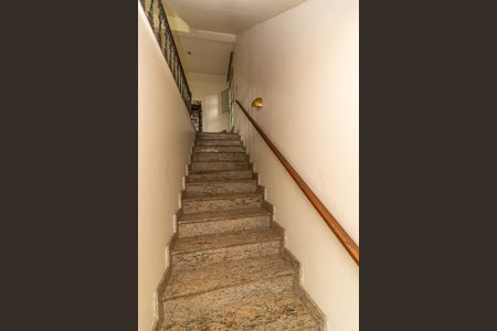 Casa para alugar com 300m², 5 quartos e 6 vagas Casa para alugar com 300m², 5 quartos e 6 vagasEscada