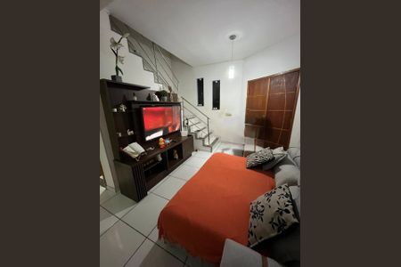 Sala de casa de condomínio para alugar com 2 quartos, 69m² em Colubandê, São Gonçalo