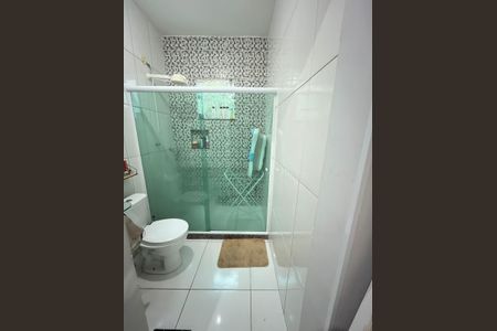 Banheiro de casa de condomínio para alugar com 2 quartos, 69m² em Colubandê, São Gonçalo