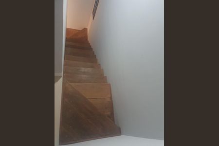 Casa de condomínio para alugar com 115m², 3 quartos e 2 vagasEscada