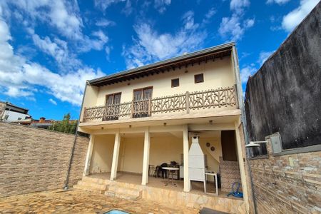 Casa à venda com 226m², 3 quartos e 3 vagasFachada Edícula 