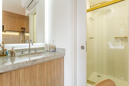 Banheiro de kitnet/studio para alugar com 1 quarto, 21m² em Indianópolis, São Paulo