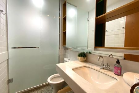 Apartamento à venda com 100m², 3 quartos e 2 vagas Apartamento à venda com 100m², 3 quartos e 2 vagasBanheiro