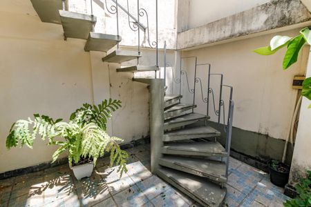 Casa de condomínio à venda com 509m², 5 quartos e 4 vagas Casa de condomínio à venda com 509m², 5 quartos e 4 vagasEscada - Edícula