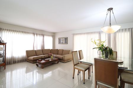 Sala de casa para alugar com 3 quartos, 390m² em Jardim Karaíba, Uberlândia