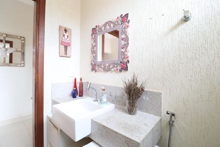 Casa para alugar com 390m², 3 quartos e 2 vagasBanheiro Social