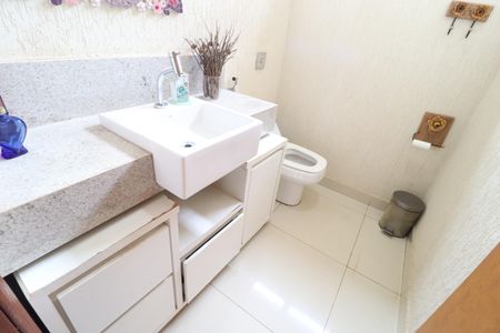 Casa para alugar com 390m², 3 quartos e 2 vagasBanheiro Social