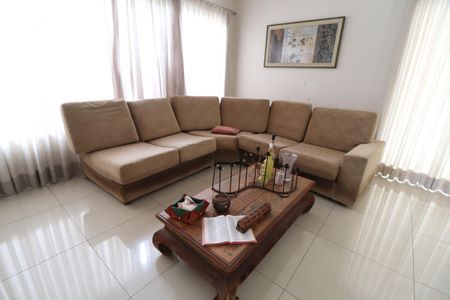 Casa para alugar com 390m², 3 quartos e 2 vagasSala