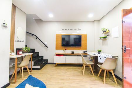 Casa à venda com 63m², 2 quartos e 2 vagas Casa à venda com 63m², 2 quartos e 2 vagasSala/Cozinha