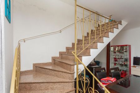Casa à venda com 179m², 3 quartos e 2 vagasEscada