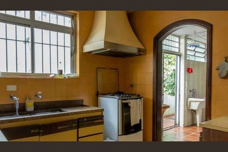 Casa à venda com 4 quartos, 438m² em Jardim Leonor, São Paulo