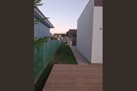 Casa de condomínio à venda com 247m², 4 quartos e 4 vagas