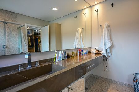 Casa à venda com 400m², 3 quartos e 4 vagasBanheiro da Suíte 1