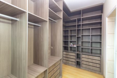 Casa à venda com 368m², 3 quartos e 4 vagas Casa à venda com 368m², 3 quartos e 4 vagasCloset