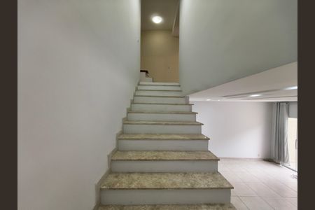 Casa de condomínio para alugar com 230m², 3 quartos e 2 vagas