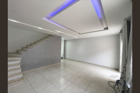 Casa de Condomínio para alugar com 3 quartos, 230m² em Taquara, Rio de Janeiro