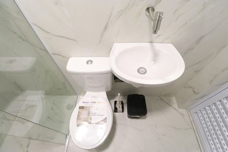 Banheiro de kitnet/studio para alugar com 1 quarto, 16m² em Barra Funda, São Paulo