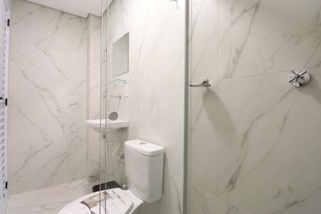 Banheiro de kitnet/studio para alugar com 1 quarto, 16m² em Barra Funda, São Paulo