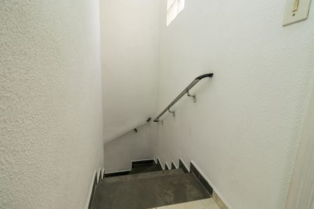 Casa de condomínio para alugar com 64m², 2 quartos e 2 vagas Casa de condomínio para alugar com 64m², 2 quartos e 2 vagasEscada de acesso quartos