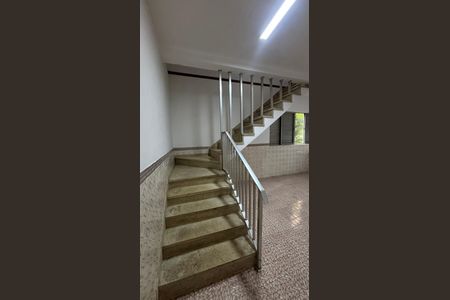 Casa para alugar com 50m², 2 quartos e 2 vagas Casa para alugar com 50m², 2 quartos e 2 vagasEscada