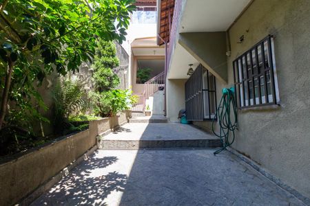 Casa à venda com 298m², 6 quartos e 3 vagas Casa à venda com 298m², 6 quartos e 3 vagasQuintal