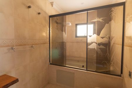 Casa à venda com 700m², 7 quartos e 8 vagasBanheiro da Suíte 4