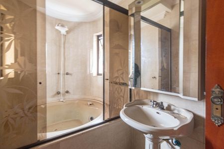 Casa à venda com 700m², 7 quartos e 8 vagasBanheiro da Suíte 3