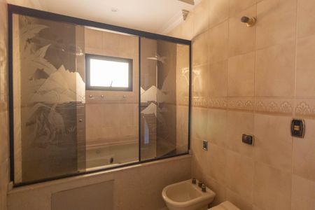 Casa à venda com 700m², 7 quartos e 8 vagasBanheiro da Suíte 4