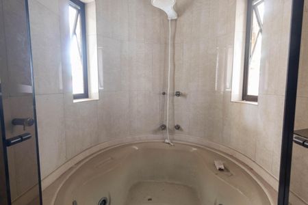 Casa à venda com 700m², 7 quartos e 8 vagasBanheiro da Suíte 3