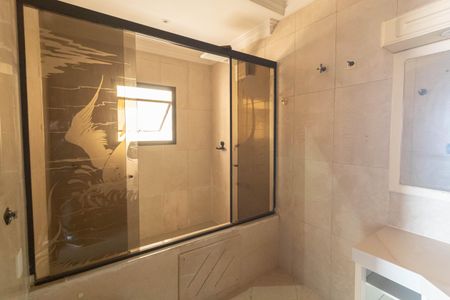 Casa à venda com 700m², 7 quartos e 8 vagasBanheiro da Suíte 1