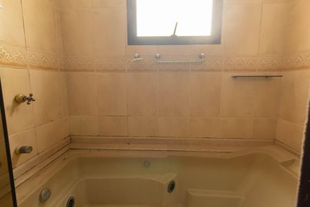 Casa à venda com 700m², 7 quartos e 8 vagasBanheiro da Suíte 4