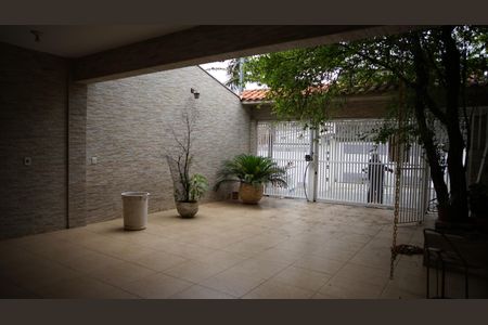 Casa à venda com 253m², 4 quartos e 5 vagasQuintal frente casa