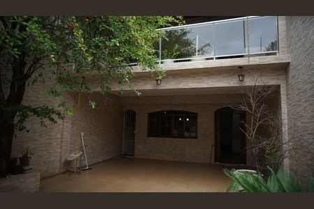 Casa à venda com 253m², 4 quartos e 5 vagasQuintal frente casa