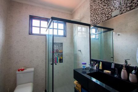 Casa à venda com 240m², 2 quartos e 2 vagasBanheiro do quarto 1