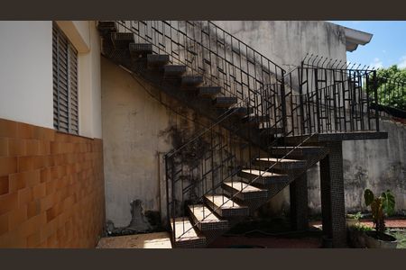 Casa à venda com 300m², 3 quartos e 6 vagasEscada externa acesso