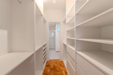 Apartamento à venda com 108m², 2 quartos e 1 vagaCloset da suíte 1