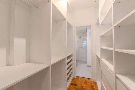Apartamento à venda com 108m², 2 quartos e 1 vagaCloset da suíte 1