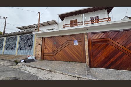 Casa à venda com 240m², 3 quartos e 4 vagas Casa à venda com 240m², 3 quartos e 4 vagasFachada