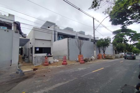 Casa de condomínio à venda com 534m², 3 quartos e 4 vagas Casa de condomínio à venda com 534m², 3 quartos e 4 vagasFachada