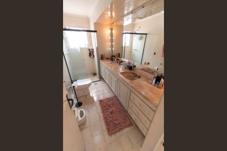 Casa de condomínio à venda com 250m², 4 quartos e 1 vagaBANHEIRO DA SUITE