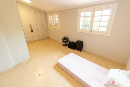 Casa de condomínio à venda com 250m², 4 quartos e 1 vagaSUITE