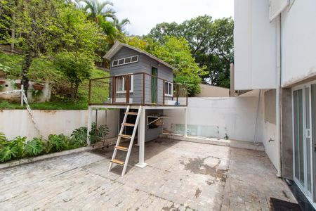 Casa de condomínio à venda com 250m², 4 quartos e 1 vagaÁREA EXTERNA FUNDOS