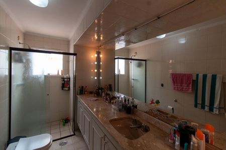 Casa de condomínio à venda com 250m², 4 quartos e 1 vagaBANHEIRO DA SUITE