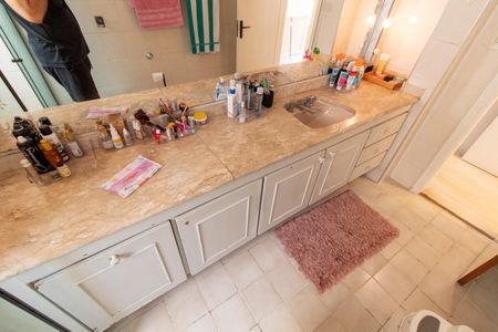 Casa de condomínio à venda com 250m², 4 quartos e 1 vagaBANHEIRO DA SUITE