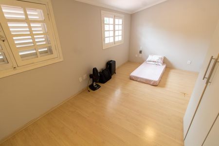 Casa de condomínio à venda com 250m², 4 quartos e 1 vagaSUITE