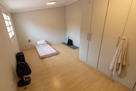 Casa de condomínio à venda com 250m², 4 quartos e 1 vagaSUITE