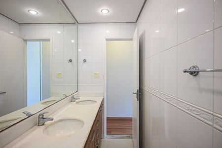 Casa de condomínio para alugar com 200m², 3 quartos e 3 vagasBanheiro Suíte 